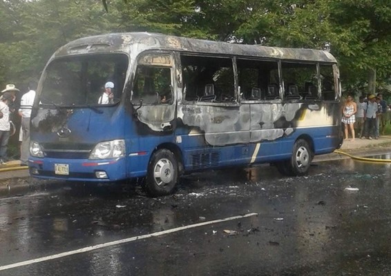 Motorista de bus incendiado está entre la vida y la muerte