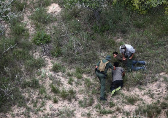 Acusan a Patrulla Fronteriza de confiscar agua para indocumentados en el desierto