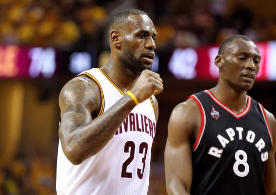 Cavaliers aplastaron a los Raptors y toman ventaja en la serie