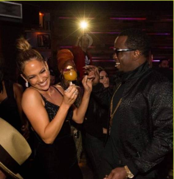 Parece que el tiempo no ha pasado para Jennifer López y Diddy porque se les vio parisear en la fiesta después de los American Music Awards (AMAs) como si todavía estuvieran de novios.