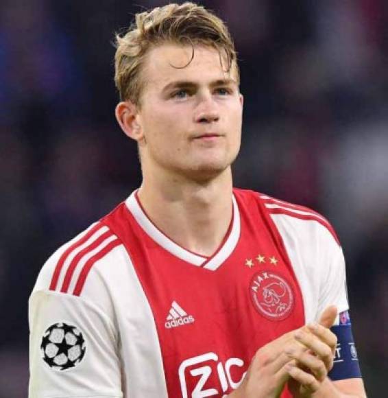 El fichaje de De Ligt por la Juventus es inminente, según De Telegraaf. El central holandés, pretendido por el Barça, está muy cerca de ser nuevo jugador bianconero a cambio de los 75 millones de euros en los que lo tasó el Ajax.