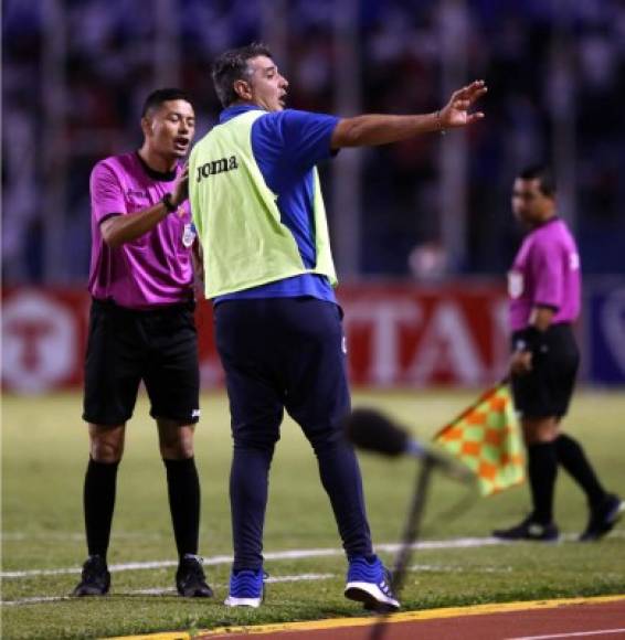 Diego Vázquez le reclamó a los árbitros.