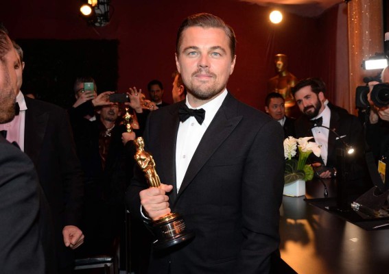 Hollywood reconoce trabajo de DiCaprio y le otorga primer Óscar