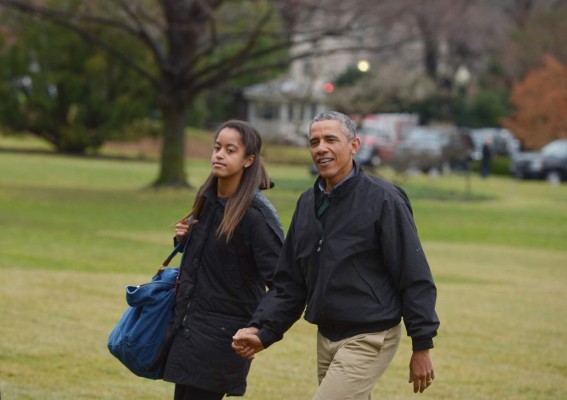 Los Obama ocultan sus lágrimas al dejar a Malia en Harvard