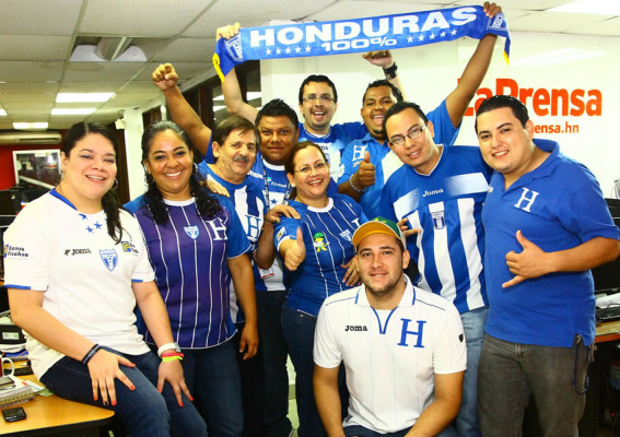 La afición hondureña se puso la camiseta para apoyar a la Bicolor