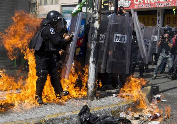 Miles de policías bloquean llegada de manifestantes al Congreso de México