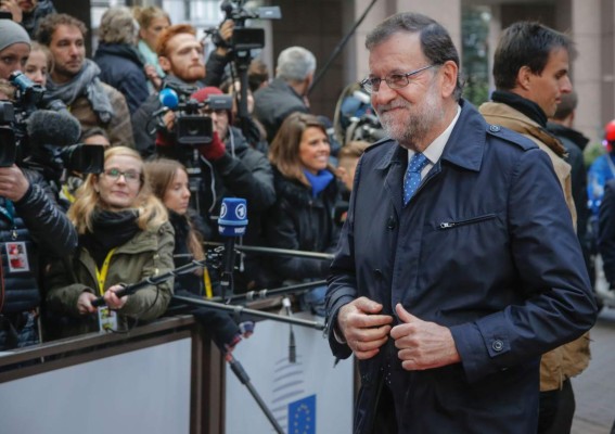 Los socialistas aprueban hacer presidente a Rajoy