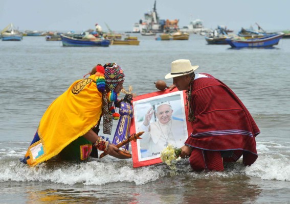 Con conjuros y rituales reciben al Papa los brujos peruanos