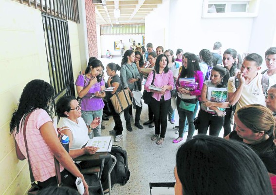 Apenas una asignatura cursarán casi siete mil universitarios en Honduras