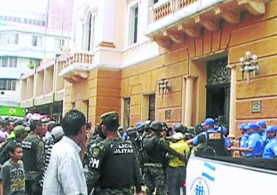 Policías y vendedores se van a los golpes en la capital de Honduras