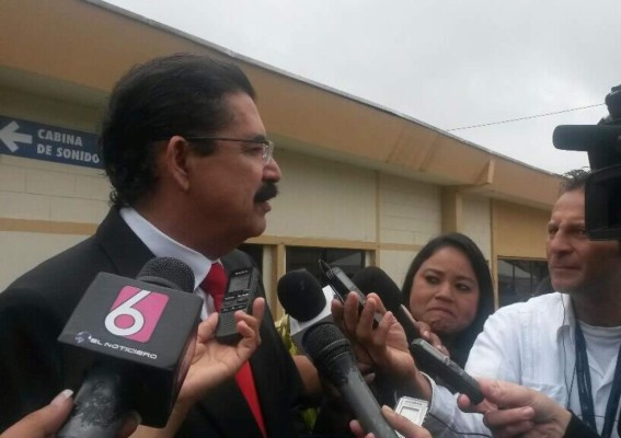 A El Salvador no llegó Juan Orlando Hernández, pero sí Mel Zelaya