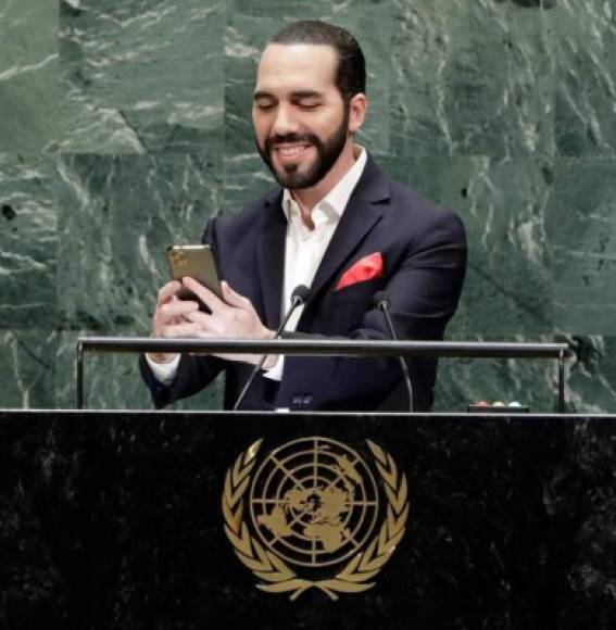 Bukele por su parte, abrió su discurso en la ONU tomándose una selfie en el estrado, para después denunciar 'el formato obsoleto' de la Asamblea General.