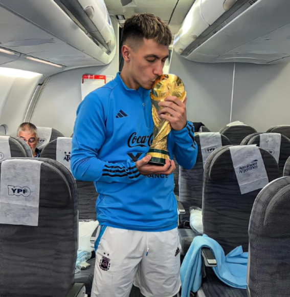Lisandro Martínez con el beso a la Copa del Mundo.