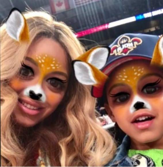 Beyoncé compartió esta foto con su pequeña hija Blue Ivy con el filtro del ciervo, una herramienta de la red social Snapchat. Los seguidores de la cantante se han dado a la tarea de descubrir el perfil de la cantante.