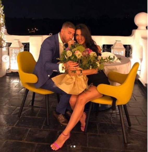 Sergio Ramos y Pilar Rubio se casarán. La fecha de la boda no está clara, pero lo que sí se sabe es que el jugador del Real Madrid, de 32 años, le ha pedido matrimonio a la presentadora, de 40.
