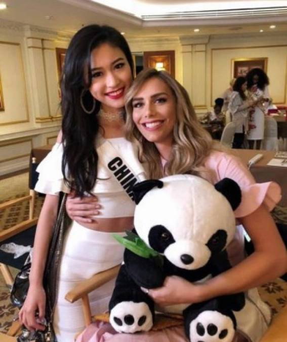 Además Ponce pretende usar esta nueva plataforma para abogar por otros que atraviesan lo mismo que ella, buscando que haya más información que evite la discriminación hacia los transgéneros.<br/><br/>En foto con Miss Universo China 2018 Meisu Qin.<br/>