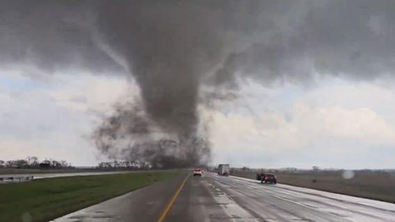 Autoridades de Nebraska han reportado varios heridos tras los tornados que han dejado destrucción a su paso.