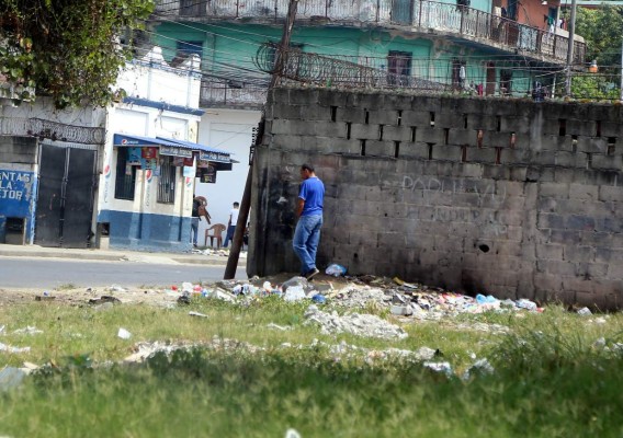 Como baño público y basurero utilizan un solar baldío del barrio Medina