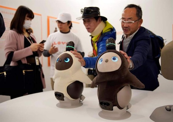 Varios periodistas revisan el nuevo robot doméstico 'Lovot', de la compañía Groove X, durante su presentación en un evento para la prensa en Tokio (Japón) este 18 de diciembre. EFE