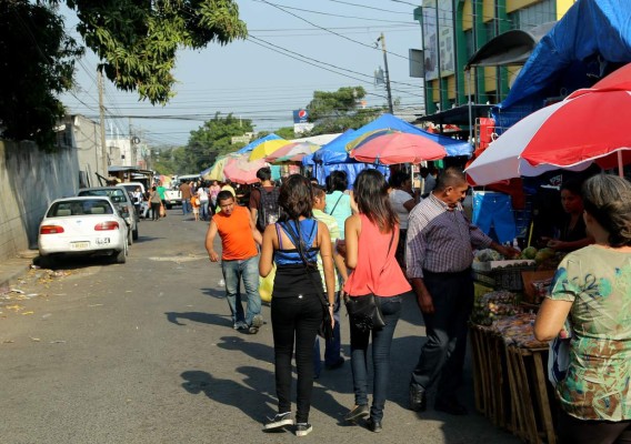 Vendedores se adueñan de más calles sampedranas