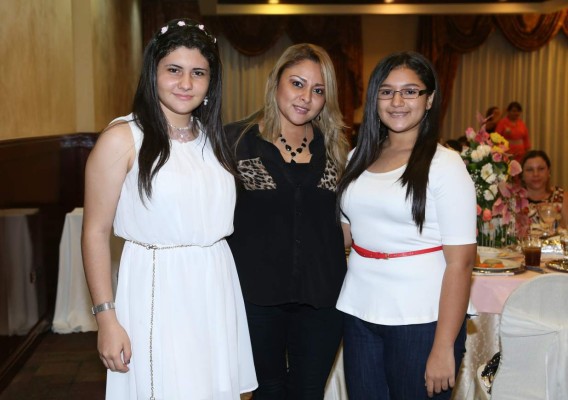 Lidia, Karen y Rocío López.