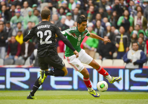 México golea a Nueva Zelanda y pone un pie en el Mundial de Brasil