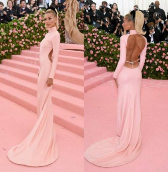 La esposa de Justin Bieber, Hailey Baldwin, desfiló sola por la alfombra rosa con un sexy atuendo que dejaba entrever su ropa interior. Su atrevido diseño estaba firmado por Alexander Wang.