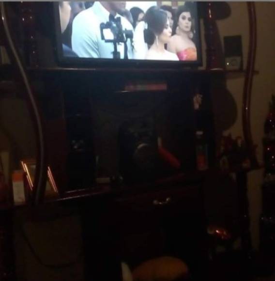 Hondureños reportaban seguir los detalles de la boda en la transmisión en vivo que se realizó por medio de las redes sociales.