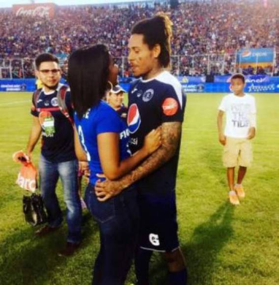 Edlin Navarro junto a su amado Henry Figueroa del Motagua.