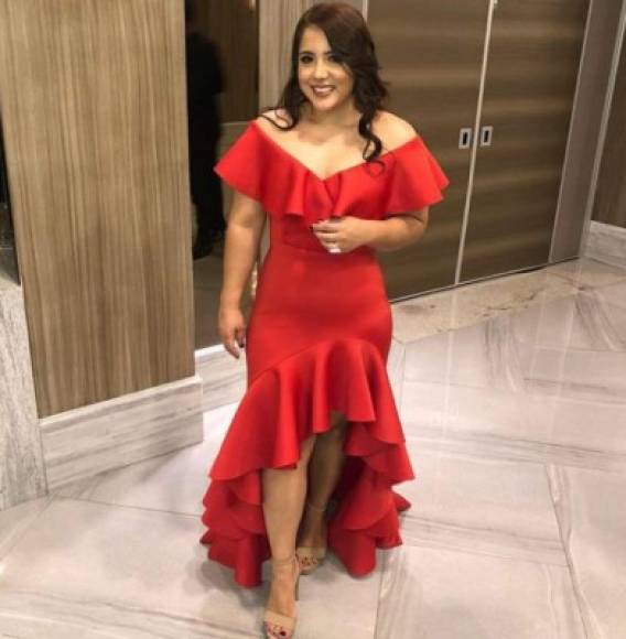 La maquillista Oneyda Peña derrochó glamour con un elegante vestido color rojo.