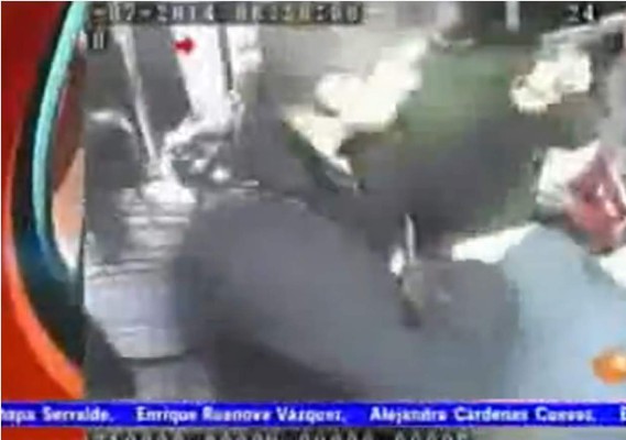 Video: Con pistola en mano ladrones asaltan bus
