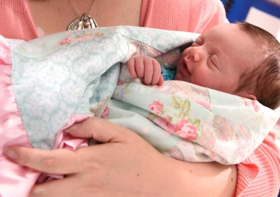 La historia de la bebé 'milagro' que nació dos veces