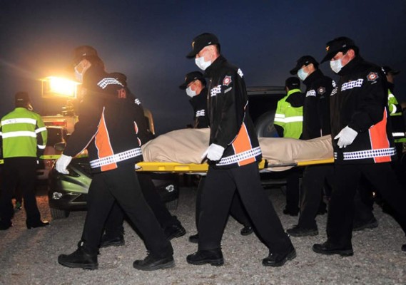 Buzos sacaron 19 cuerpos del ferry surcoreano hundido
