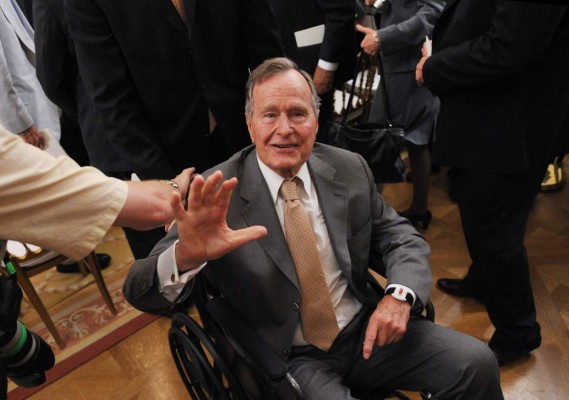 EEUU: George Bush fue hospitalizado tras muerte de su esposa