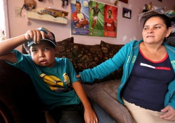 Niño hondureño con 'huesos de cristal' busca visa en EUA