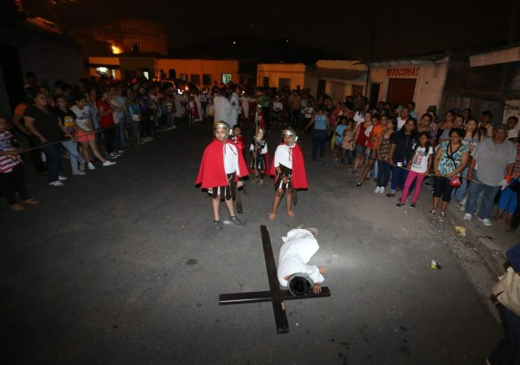 Devoción infantil en vía crucis capitalino