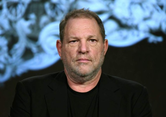 Golpean a Harvey Weinstein