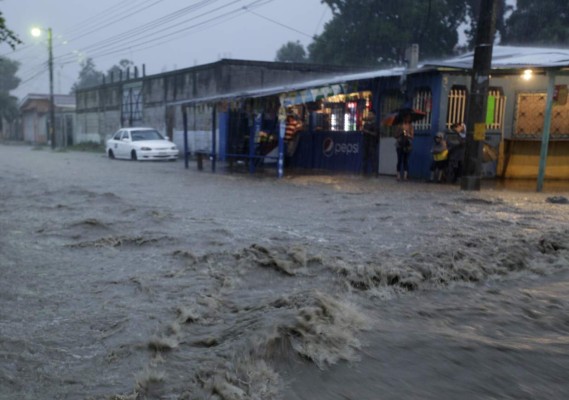 Tormenta deja accidentes y carros arrastrados por los ríos