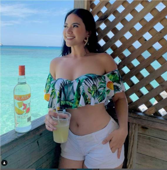 Iris Portillo - La presentadora de televisión disfrutó de Roatán en estas vacaciones de verano.