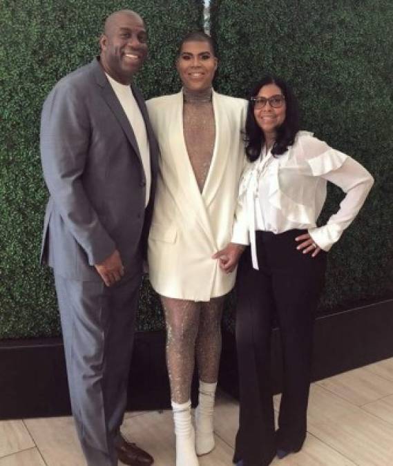 Magic Johnson y su hijo EJ Johnson. 'Se trata de amarlos sin importar quiénes son, qué deciden hacer', compartió Magic, quien es portador del VIH y se ha convertido en un importante activista, con Ellen DeGeneres. 'Y cuando mi hijo salió del clóset, estaba tan feliz por él y feliz por nosotros como padres. Lo amamos, EJ es increíble'.