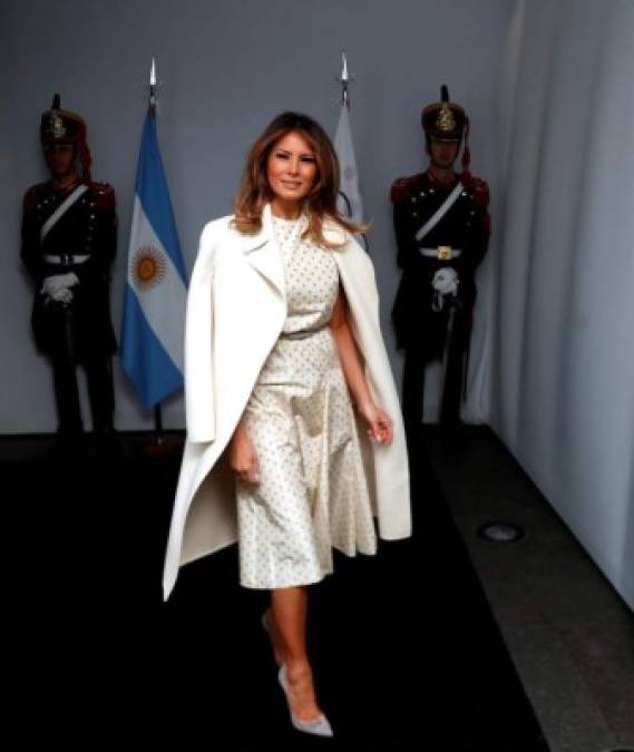 Melania de 48 años llegó con un vestido color crema con puntos negros, una capa hasta la rodilla del mismo tono, su cabello suelto y tacones de aguja.