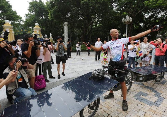 Hombre llega a China desde Francia en una bicicleta solar