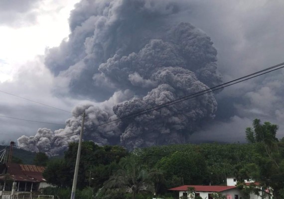Cierran aeropuerto de Guatemala tras explosión de volcán