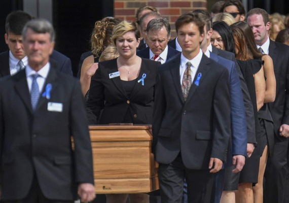 Multitud asiste al funeral del estudiante Otto Warmbier en EUA