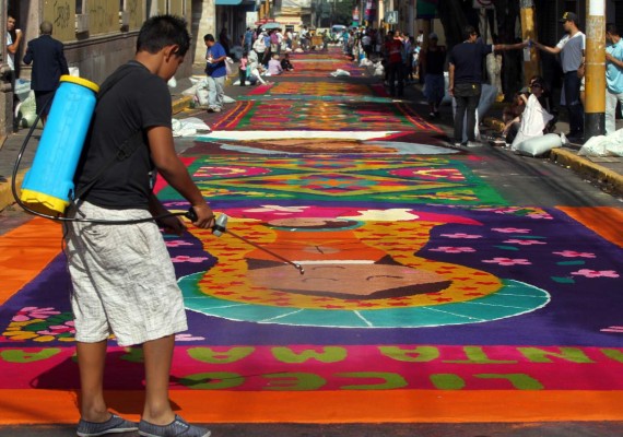 Plasman en las calles mensajes de esperanza