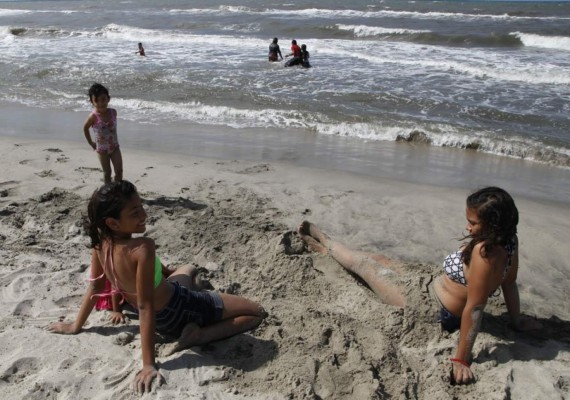 Hondureños disfrutan de playas y ríos antes de iniciar Semana Santa