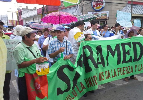 Cansados de la crisis, médicos y enfermeras realizan marcha