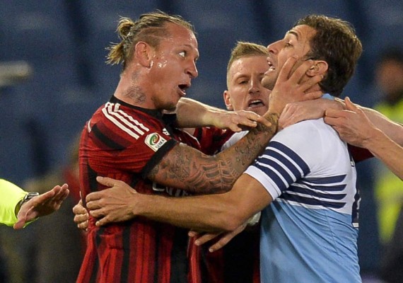 Francés Mexes agarra del cuello a rival en pleno juego