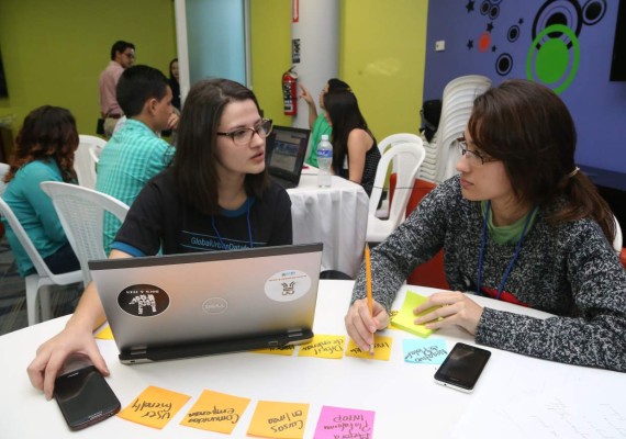 Emprendedores ponen a prueba su potencial en la Hackathon