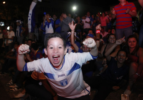 Vídeo: Miles celebran pase de Honduras al Mundial de Brasil 2014